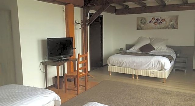 Семейный номер Standard Auberge de la Petite Ferme, Super-Besse Est, The Originals Relais