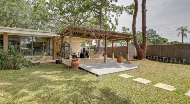 Waterfront Home w/ Game Room, 2 Miles to Beach!, Rezerwuj Dom wakacyjny Bay Pines Pinellas County