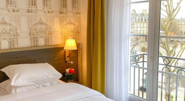 Трёхместный номер Deluxe с балконом Best Western Royal Hotel Caen