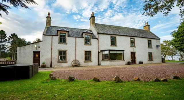 The Farmhouse, 6 Bed Property, Forres, Prenota Hotel Hotel e alloggi a Forres, Hotel