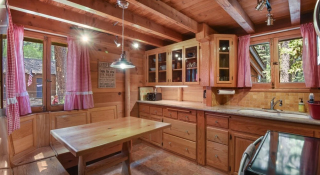 Dancing Cubs Camp - Hot Tub 2 Bedroom Cabin by Redawning, Забронировать Отель Тахо-Сити Норт-Лейк-Тахо