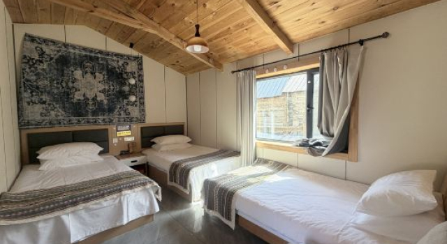 Кровать в общем номере (мужской номер) Hemu Silent Film Homestay (Hemu Scenic Area)