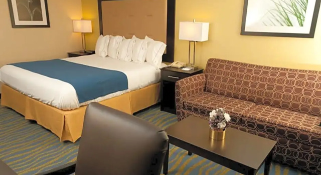 Люкс Holiday Inn Express Hotel & Suites Bloomington-Normal University Area by IHG