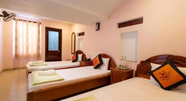Кровать в общем номере Hoa My II Hotel