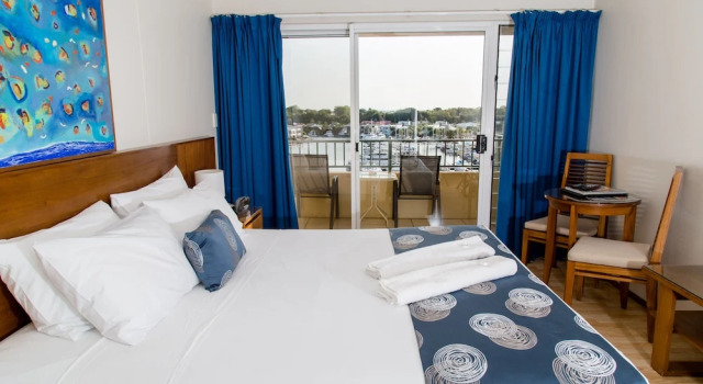 Номер Standard с балконом и с видом на воду Cullen Bay Resort