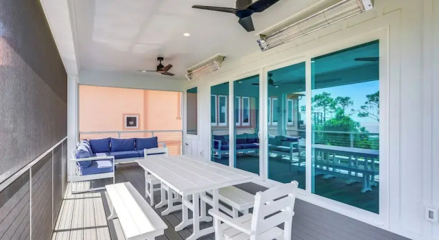 Steps to Shore: Luxe Group Retreat in Port St Joe, Book Feriehus Hoteller i Indian Pass med parkering, Parkering