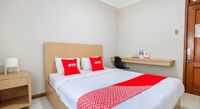 Двухместный номер Deluxe OYO 3819 Hotel Winotosastro