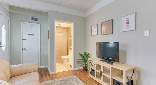 < 1 Mi to Pleasure Pier: Unit in Galveston!, Забронировать Апартаменты/квартира Отели Галвестон с парковкой, рядом с Betty Head Oleander Garden Park, Парковка