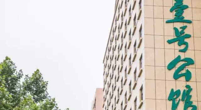 Zhubai No.1 Mansion Hotel (Qingdao May Fourth Square Hisense Bridge Subway Station), Prenota Hotel Hotel a Shandong con parcheggio, Parcheggio