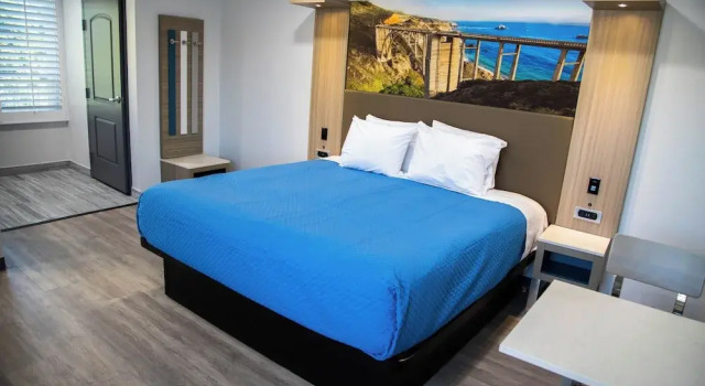 Двухместный люкс Pico Rivera Inn and Suites