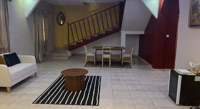 Коттедж Captivating 5-bedroom Duplex With 4 Toilets