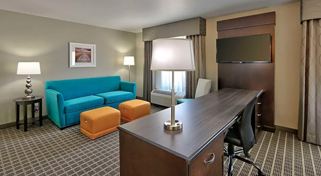 Четырёхместный люкс Hampton Inn & Suites Albuquerque Airport