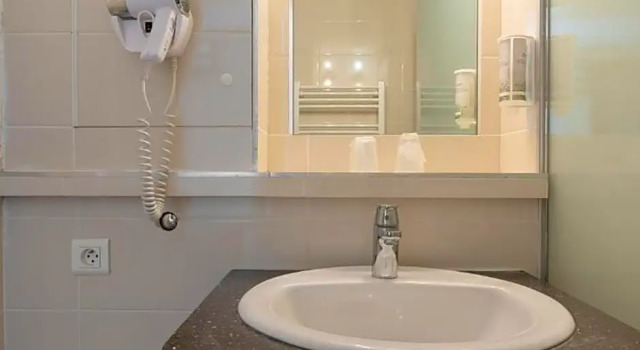 Номер Comfort Brit Hotel Avignon Sud Le Calendal