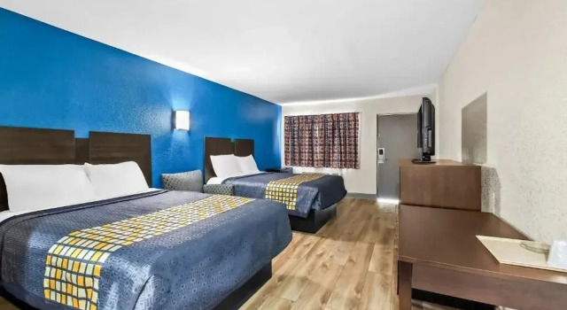 Четырёхместный номер Standard Red Carpet Inn and Suites