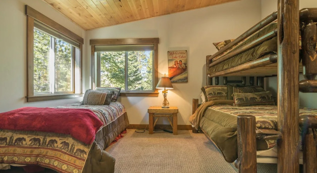 Коттедж Sawtooth by Avantstay Spacious Pine Tree Cabin w/ Hot Tub