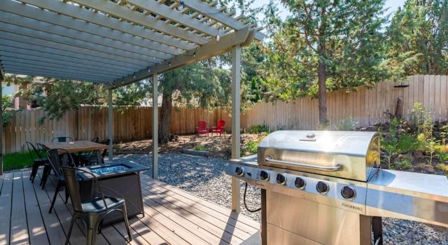 Коттедж Backyard Oasis 8min to Town Fast Wi-fi