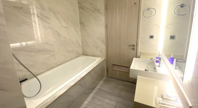 Семейные апартаменты с балконом The Peak Serviced Apartment