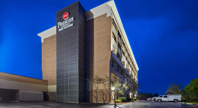 Best Western Plus Midway Hotel & Suites Brookfield, Varaa Hotelli Brookfield Wisconsin, lähellä Brookfield Square Mall