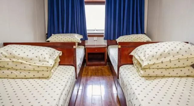 Кровать в общем номере с красивым видом из окна Yuntai Villa (Huayin Shanding Beifeng)