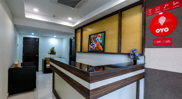 Oyo 14859 Ulavacharu Hotels, Rezerwuj Hotel Surūrnagar 