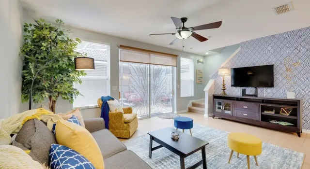 15 Mi to Disney: Kissimmee Townhome w/ Patio, Varaa Hotelli Kissimmee Kissimmee