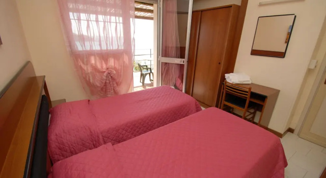 Четырёхместный номер Standard с видом на море Hotel Baia Del Sorriso