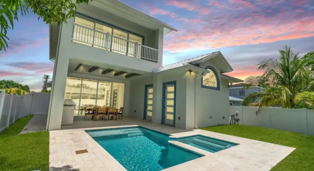 Stunning Vanderbilt Beach House With Heated Pool, Book Feriehus North Naples Florida