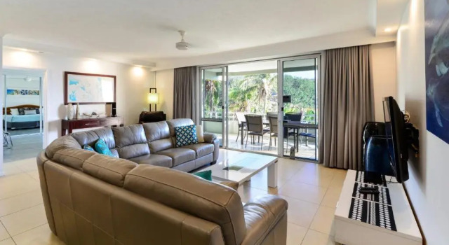 Апартаменты с 3 комнатами Poinciana 011 Deluxe 2 Bedroom Apartment Centrally Located With Golf Buggy