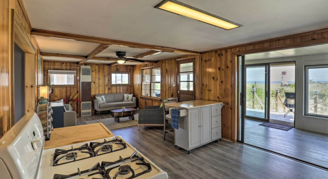 Коттедж с 3 комнатами Charming Oceanfront Home on Salisbury Beach