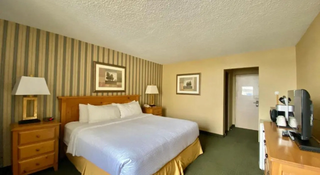 Номер Standard с балконом Ramada by Wyndham Whitecourt