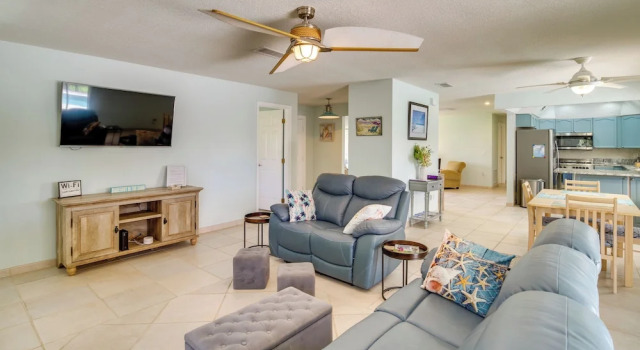 Waterfront Merritt Island Vacation Rental w/ Pool!, Varaa Lomakoti Hotellit Space Coast pysäköinnillä, Pysäköinti