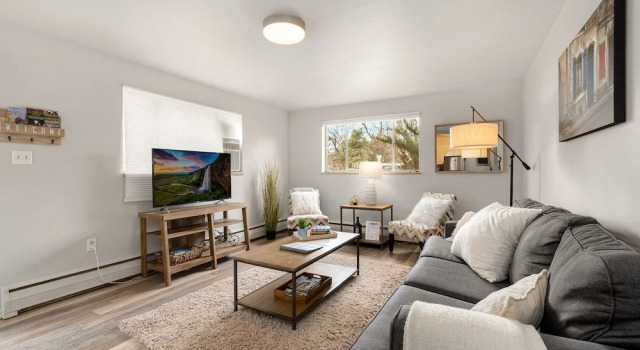 Contemporary Condo in the Heart of Old Town, Забронировать Отель Форт-Коллинс Колорадо, рядом с UCHealth Poudre Valley Hospital
