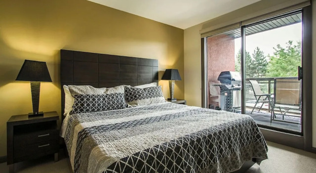 Gorgeous Two Bedroom Two Bath Plus Den by Elevator #249