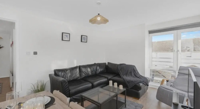 Апартаменты Cozy Edinburgh 2BR With CAR Parking