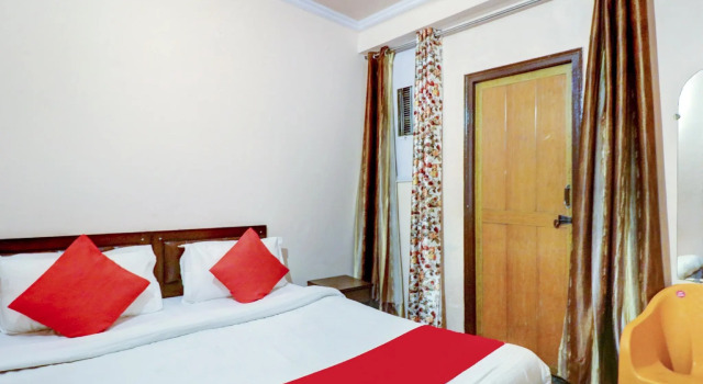 OYO 78869 Palace At Seventy two, Забронировать Отель Нойда штат Уттар-Прадеш