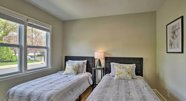Mpls Duplex w/ Wifi & Kitchen: 5 Mi to Dtwn!, Varaa Hotelli Hotellit Minnesota pysäköinnillä, Pysäköinti