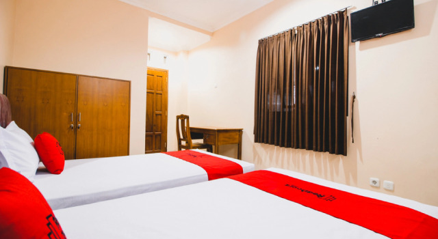 RedDoorz Plus @ Pogung Raya, Book Guesthouse Hotels in Yogyakarta Province with Breakfast, Breakfasts