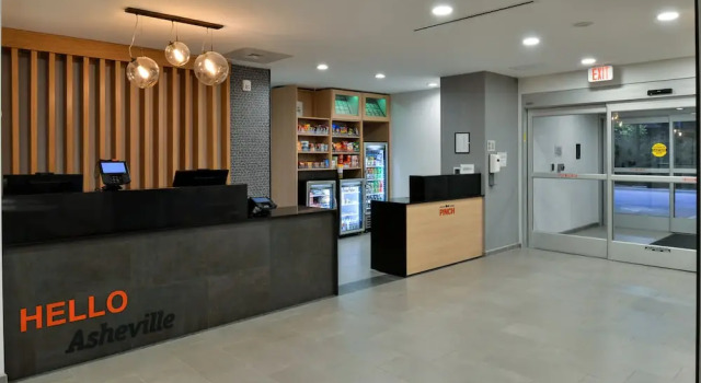 TownePlace Suites by Marriott Asheville Downtown, Забронировать Отель Отели Ашвилл с парковкой, рядом с Магазин Fired Up Creative Lounge в городе Ашвилл, Парковка