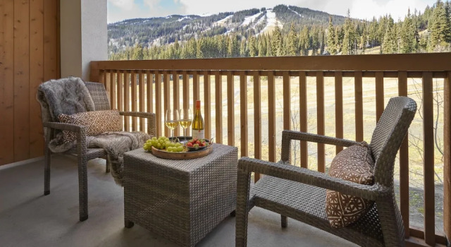 Четырёхместный номер Deluxe с балконом Sun Peaks Grand Hotel & Conference Centre