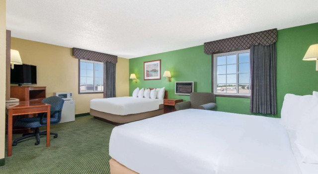 Четырёхместный номер Standard Days Inn by Wyndham Great Bend