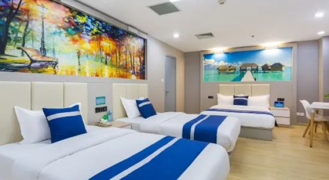 Четырёхместный семейный люкс Golden Phoenix Hotel