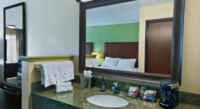 Четырёхместный люкс Oxford Suites Hermiston