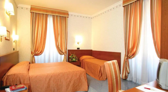 Трёхместный номер Hotel Dina