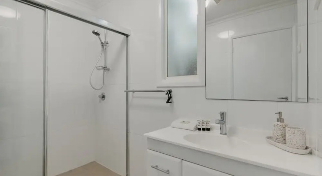 Апартаменты Peaceful 1-bed Apartment Close to Lonsdale St
