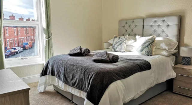 Douglas House, near Hospital, attractive and comfy 2 bedroom House with enclosed yard to rear