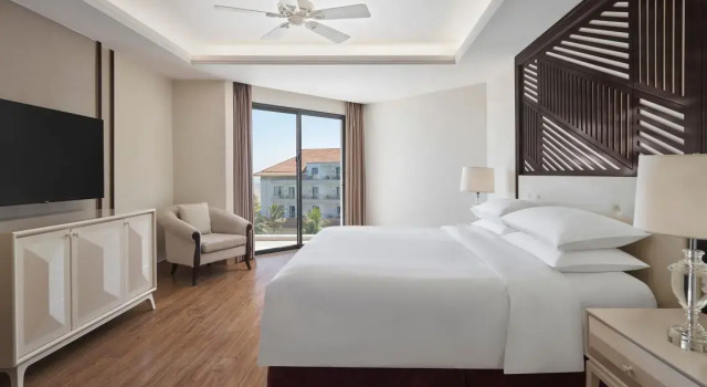 Двухместный номер Deluxe с балконом и с видом на сад Renaissance Danang Hoi An Resort & Spa