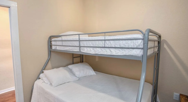 Коттедж с 2 комнатами Hackberry St #A Renovated 2BR/2BA Near Downtown