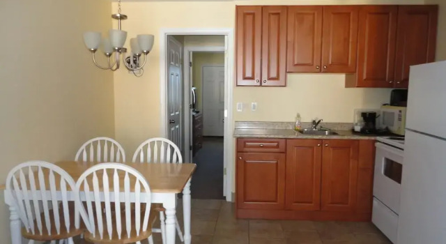 Семейный люкс с балконом Sahara Courtyard Inn Penticton