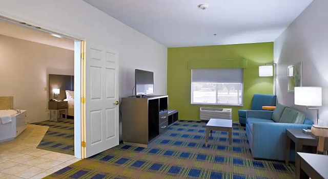 Двухместный люкс c 1 комнатой Holiday Inn Express Hotel & Suites Vermillion by IHG