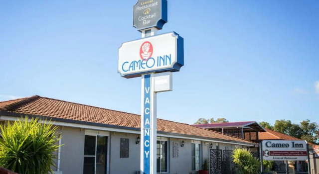 Cameo Inn Motel, Забронировать Мотель Мотели Уэст-Уайалонг, рядом с Аквапарк Holland Park Swim Centre, Мотель